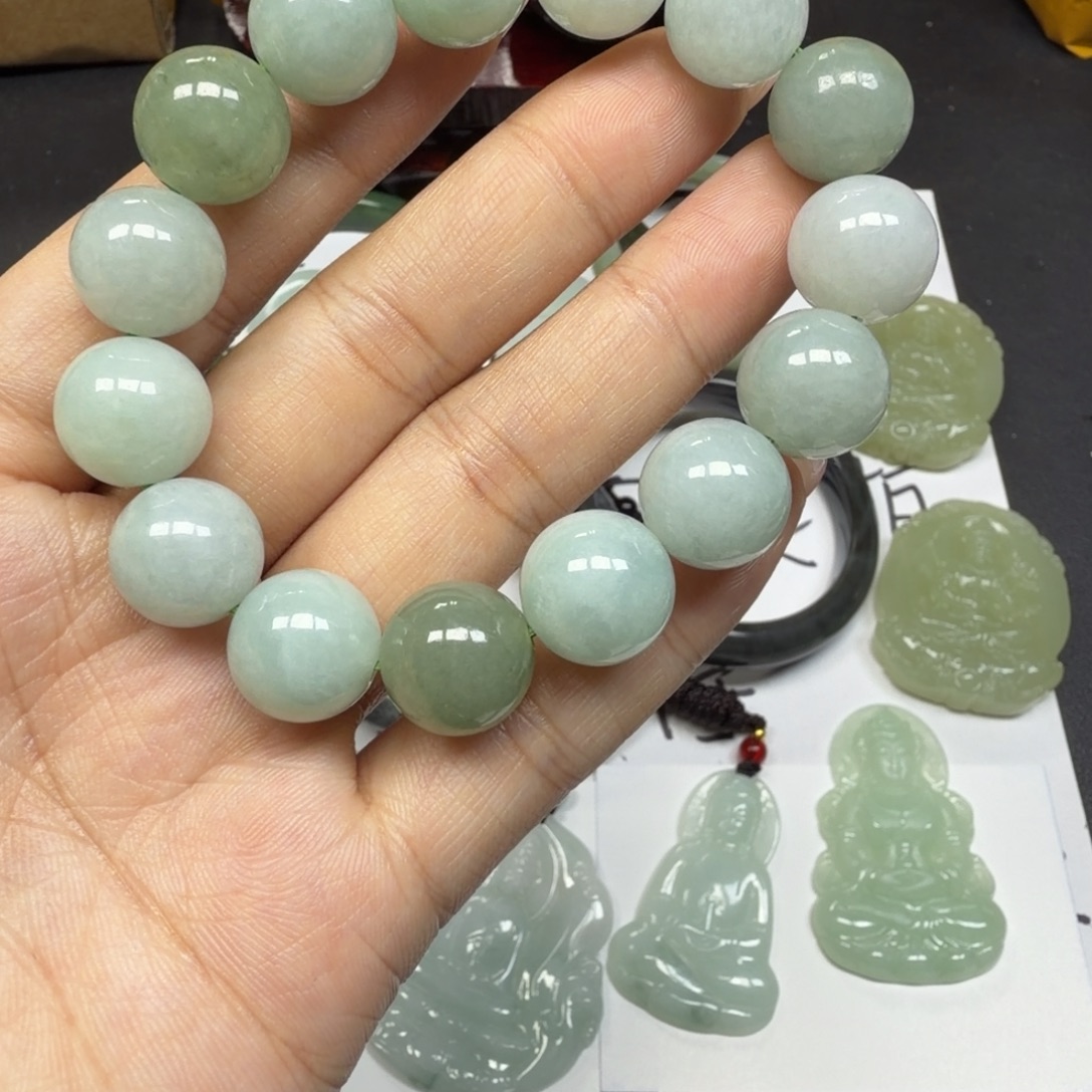 翡翠未镶嵌颈饰。。