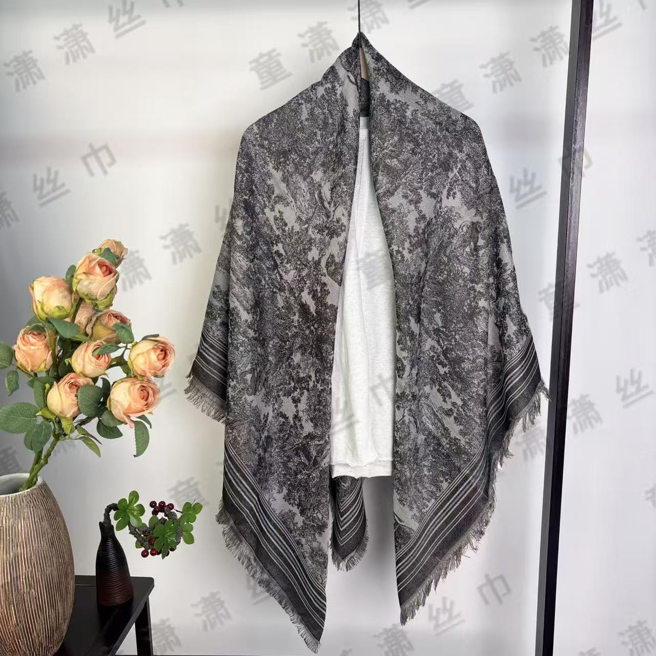 （深灰森林奇遇）新款135*135左右方巾围巾