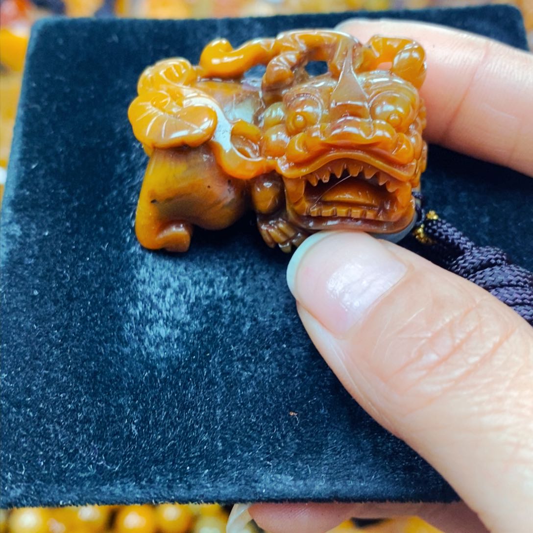 未镶嵌石英质玉（黄龙玉）颈饰