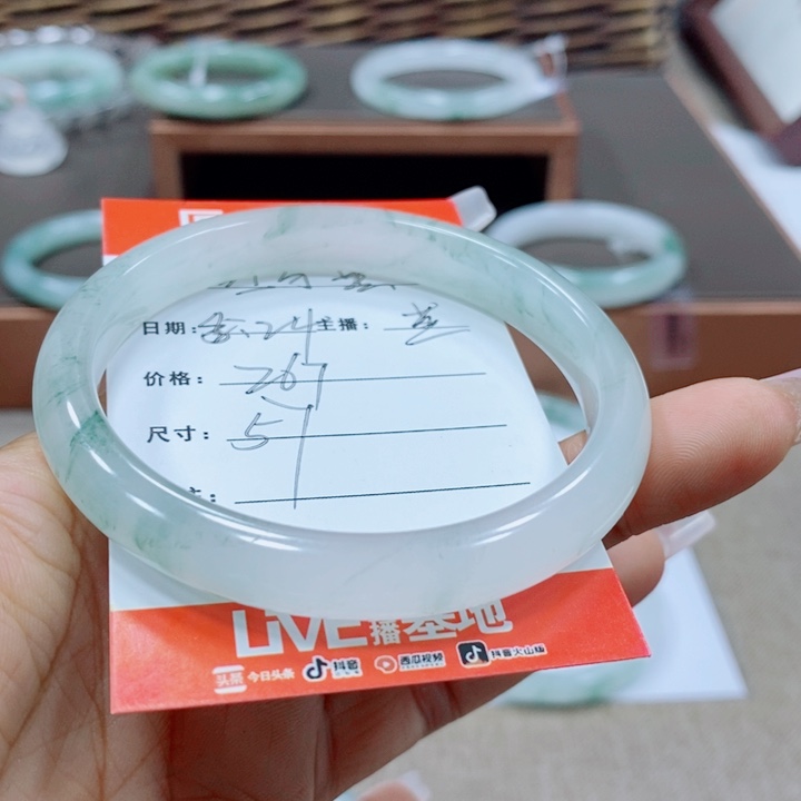 石英质玉手镯未镶嵌红*黑