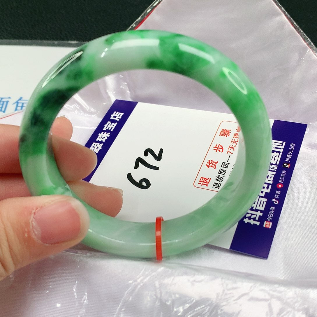 翡翠手镯未镶嵌翡翠