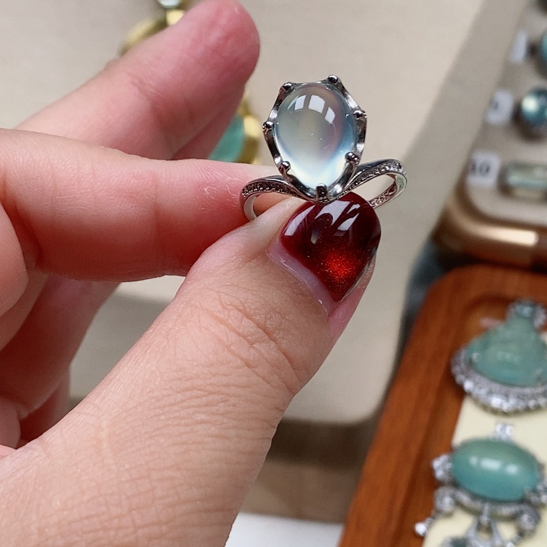 银S925镶嵌蛇纹石玉戒指每****）