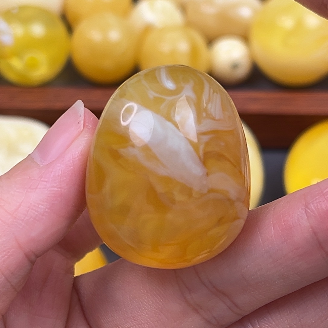 琥珀裸石未镶嵌荧光拉丝随行