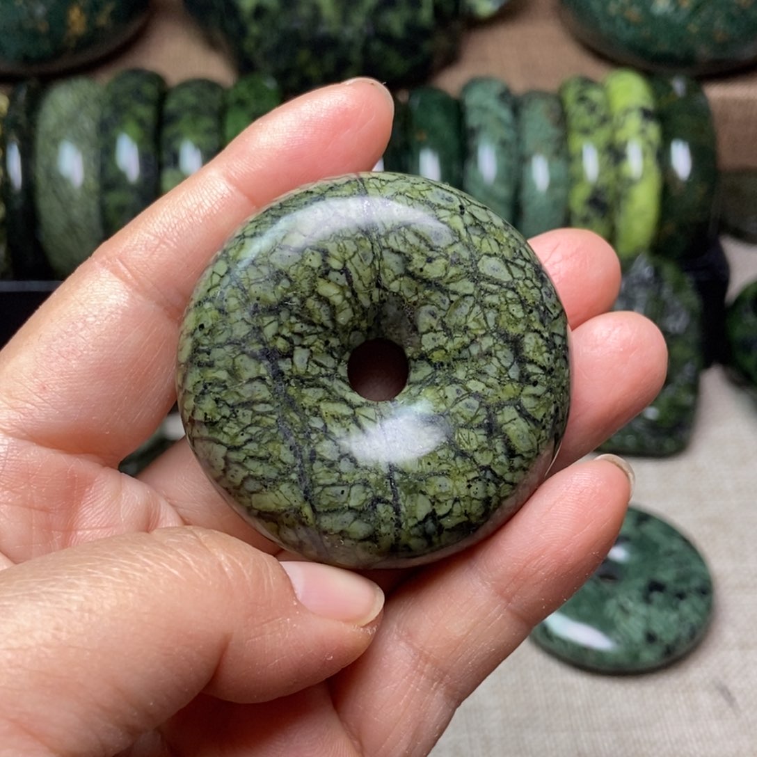 蛇纹石玉手串未镶嵌微微瑕