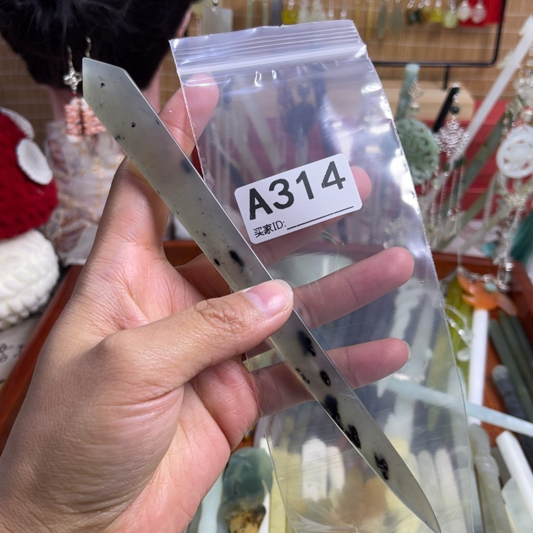 蛇纹石玉发饰未镶嵌施****女