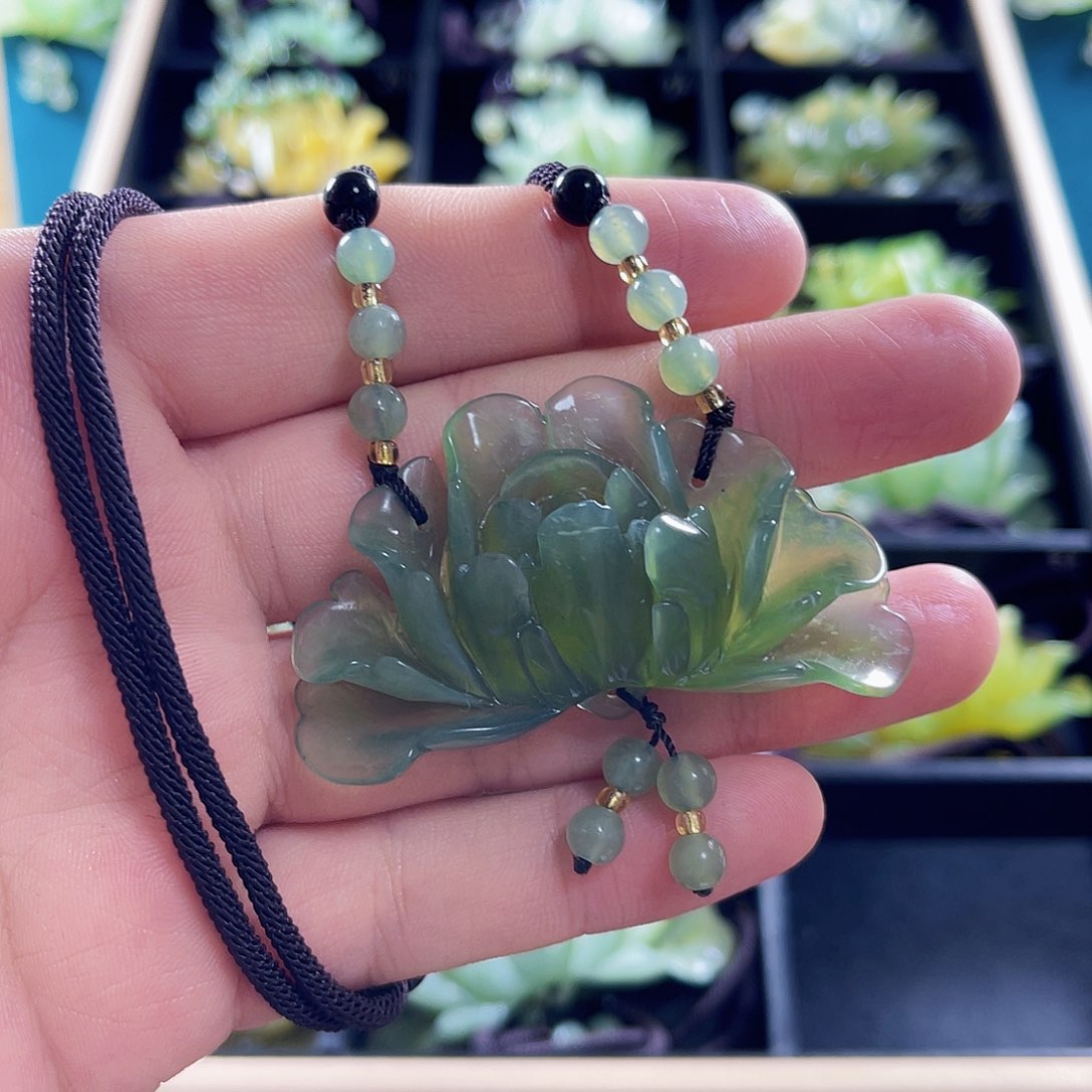 蛇纹石玉颈饰未镶嵌