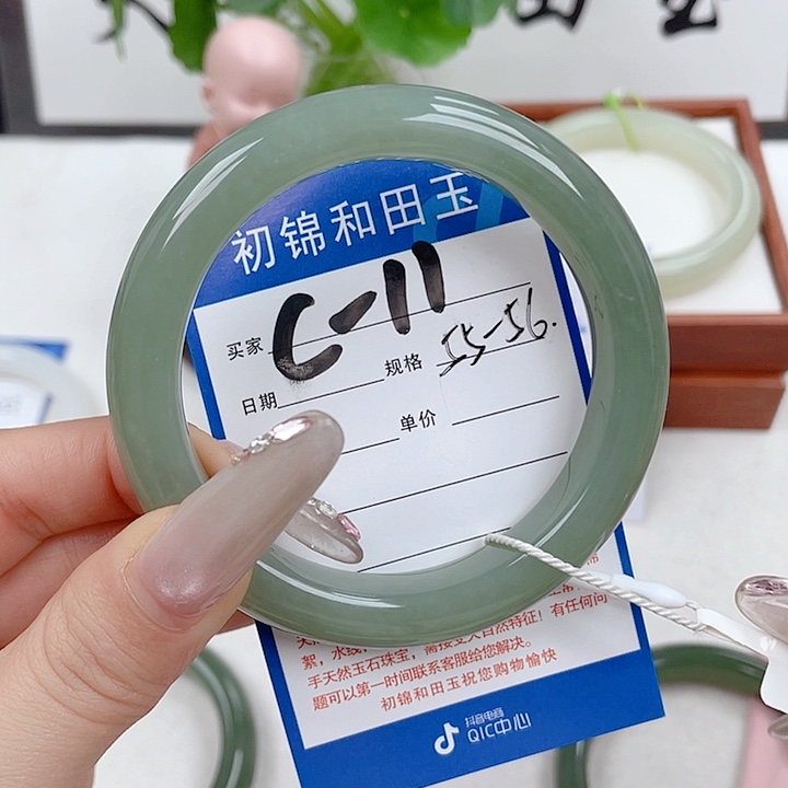 和田玉未镶嵌手镯