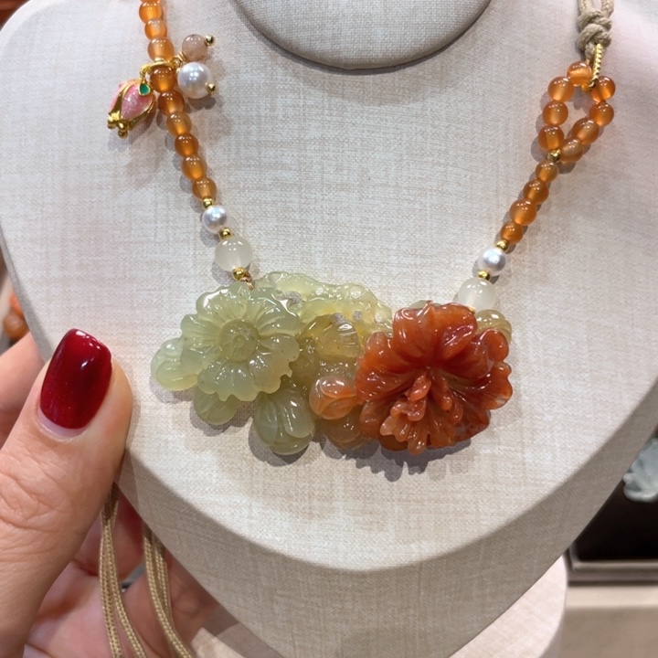 蛇纹石玉颈饰未镶嵌丽*?