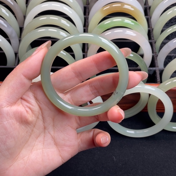 和田玉未镶嵌手镯