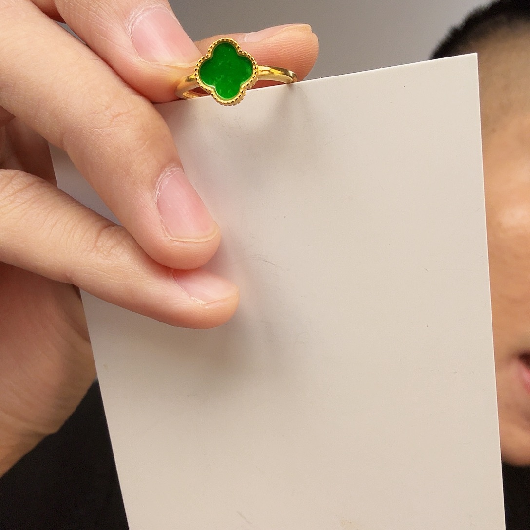 翡翠未镶嵌颈饰一件