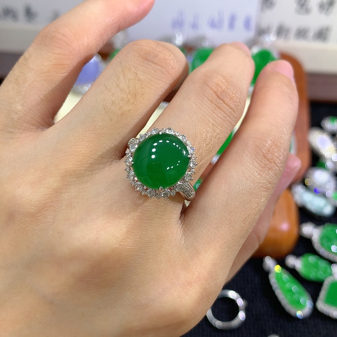 【闪购商品】18K金镶嵌戒指翡翠蛋面