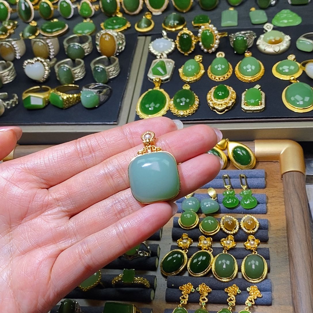 嗨***呀和田玉（碧玉）18K金镶嵌珠宝半成品