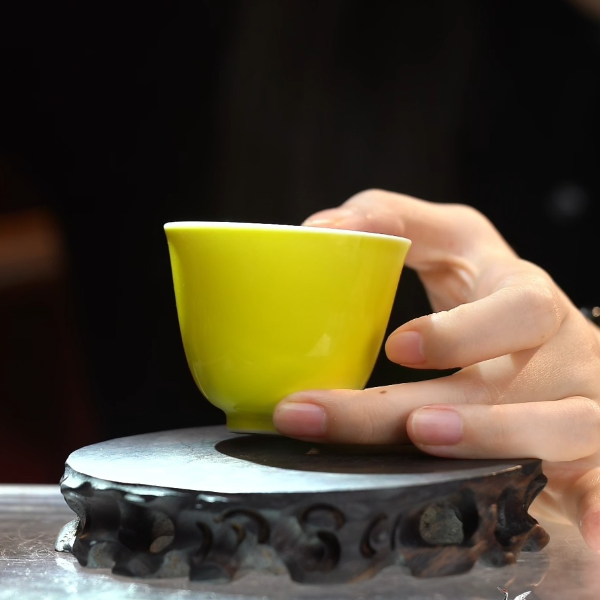 柠檬黄釉杯     