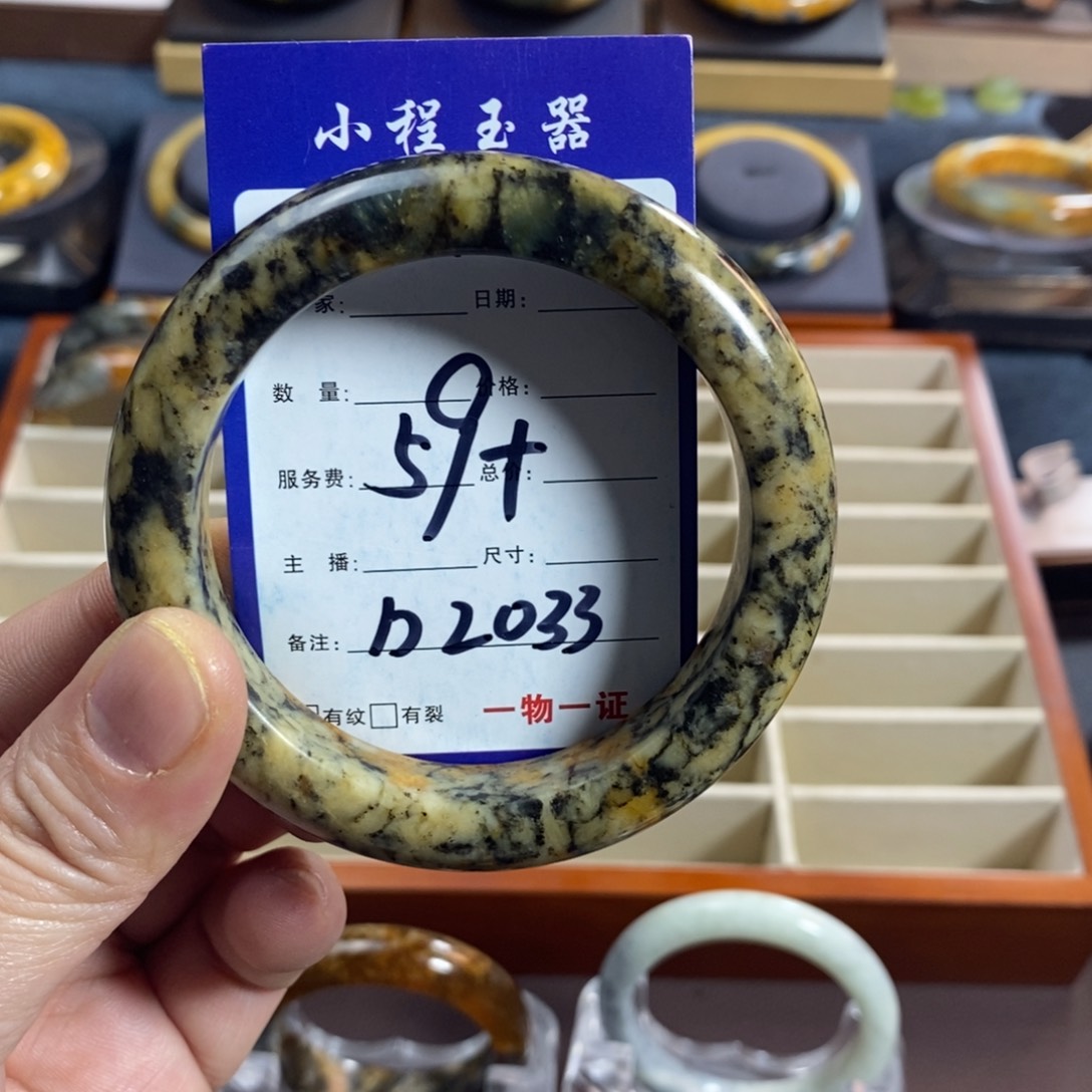 蛇纹石玉手镯未镶嵌行***娃