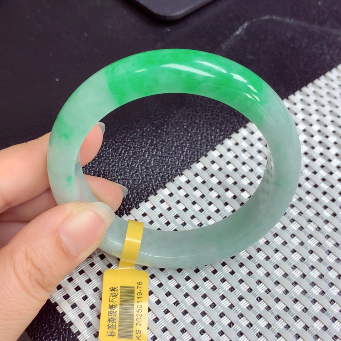 翡翠手镯未镶嵌缅甸