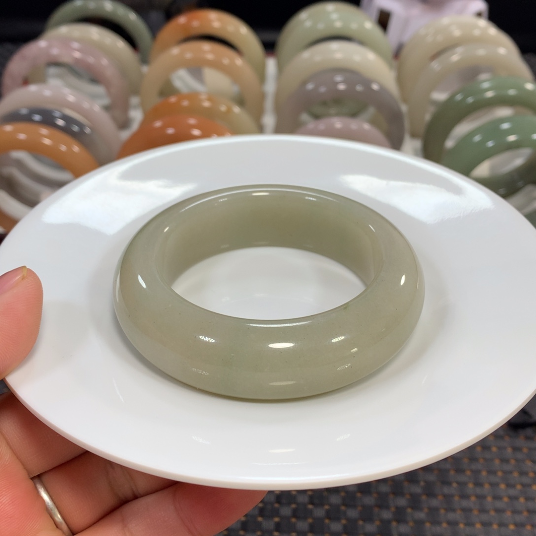 石英质玉（佘太翠）未镶嵌手镯56.2豆绿小轮胎8号