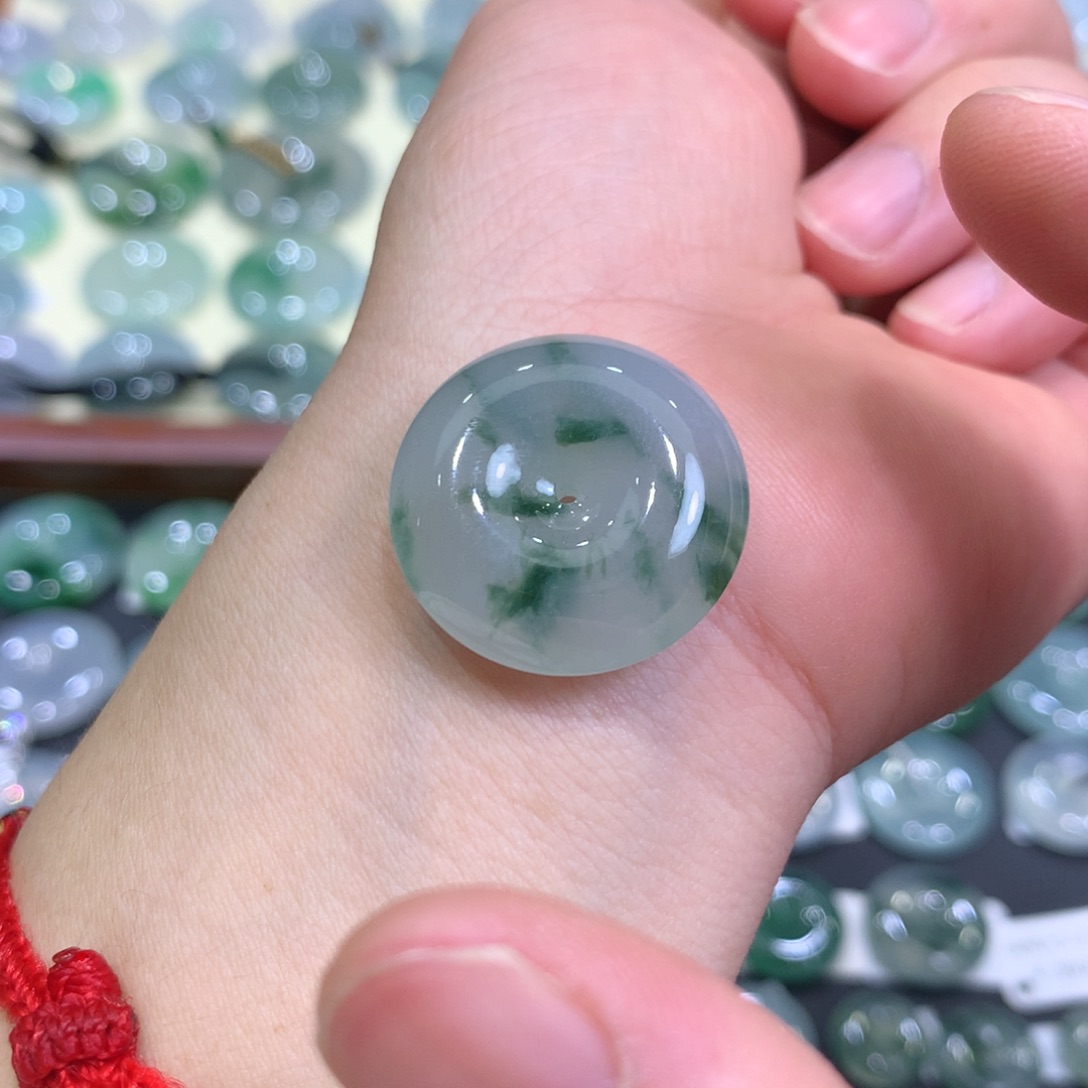 翡翠颈饰未镶嵌平安扣