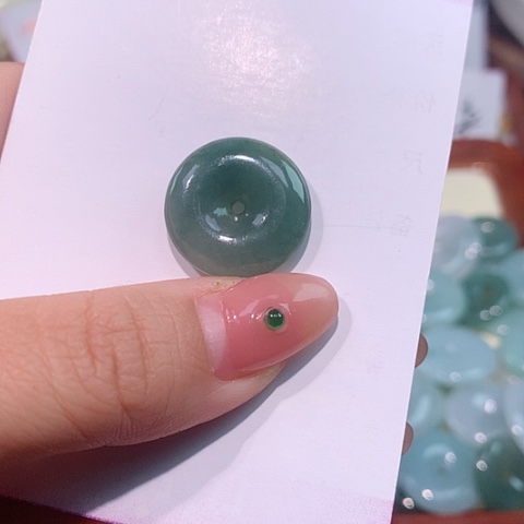 颈饰未镶嵌翡翠平安扣