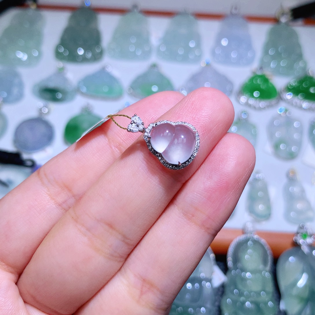 颈饰18K金镶嵌翡翠葫芦