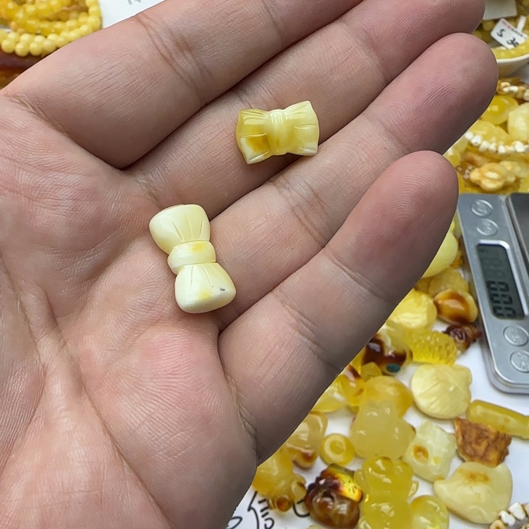 无***油琥珀未镶嵌裸石1.72克追有瑕