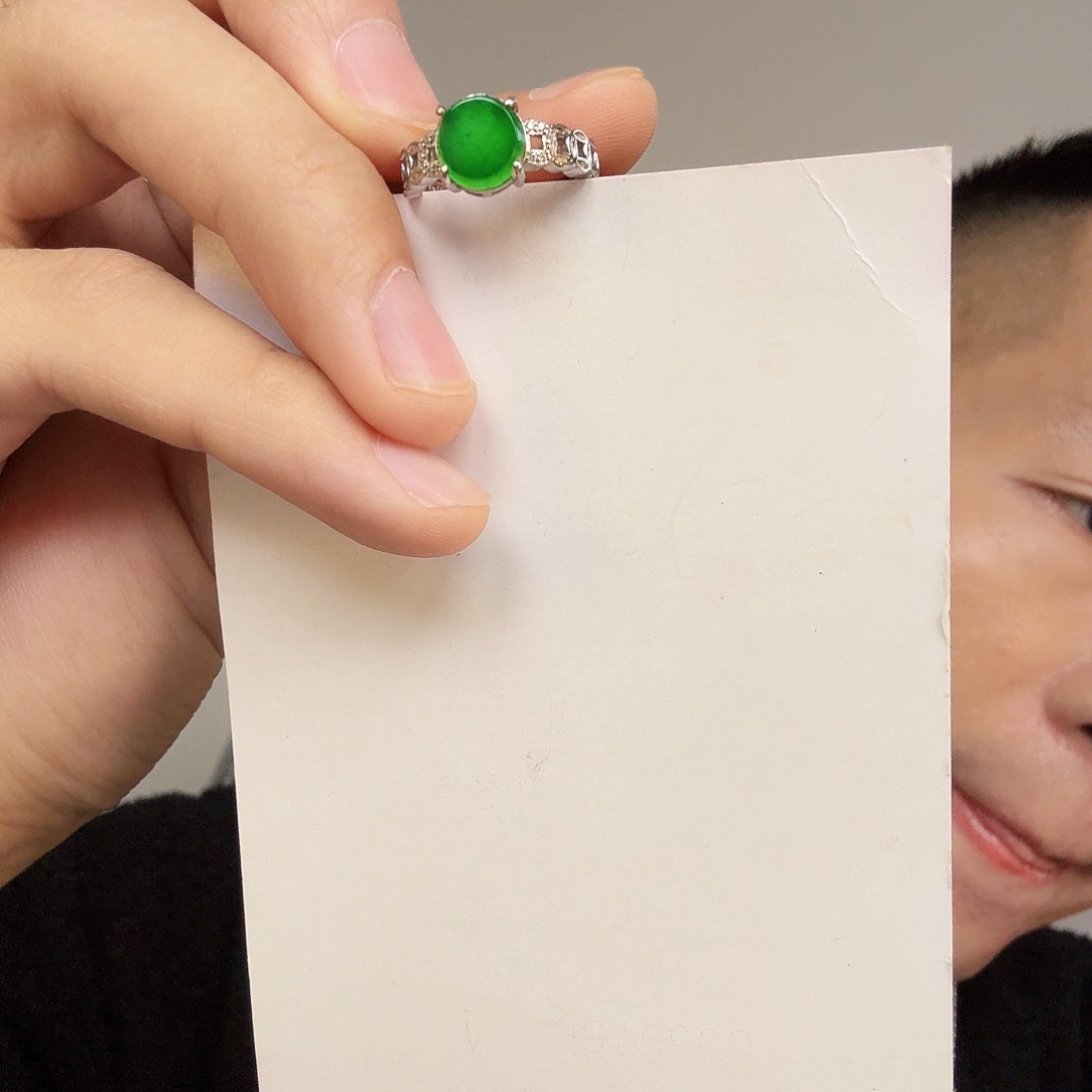 翡翠未镶嵌颈饰一件