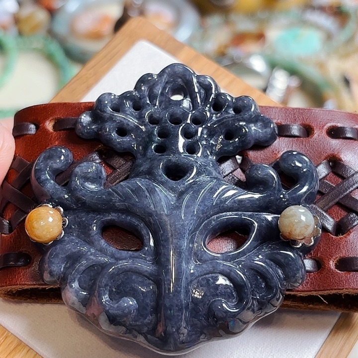 翡翠未镶嵌颈饰乌鸡面具