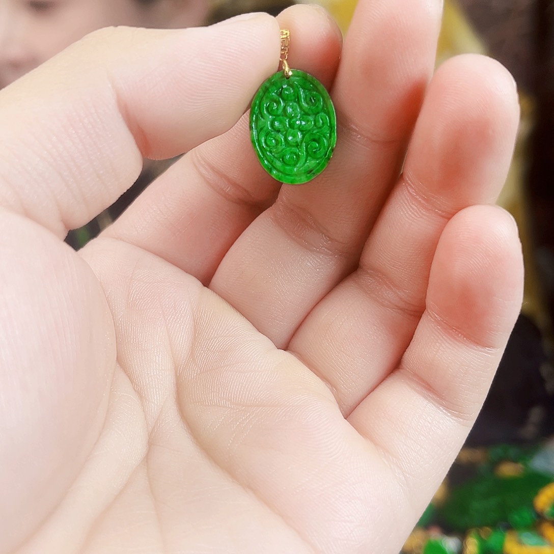 翡翠18K金镶嵌颈饰吊坠
