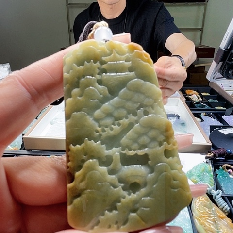 翡翠未镶嵌颈饰一个