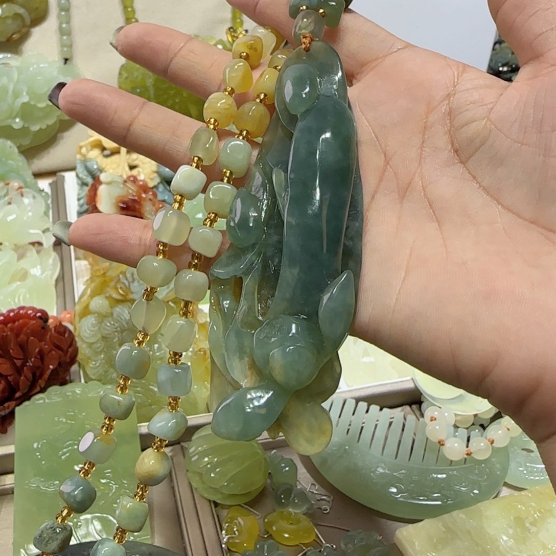 未镶嵌蛇纹石玉吊坠