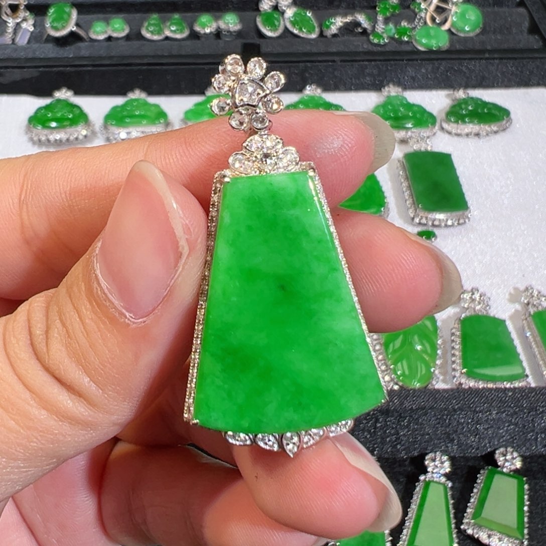 【闪购商品】翡翠吊坠(不含链)18K金镶嵌