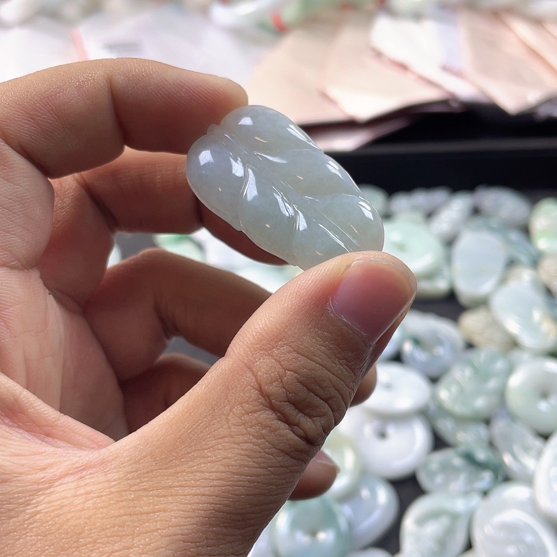 翡翠未镶嵌颈饰叶子