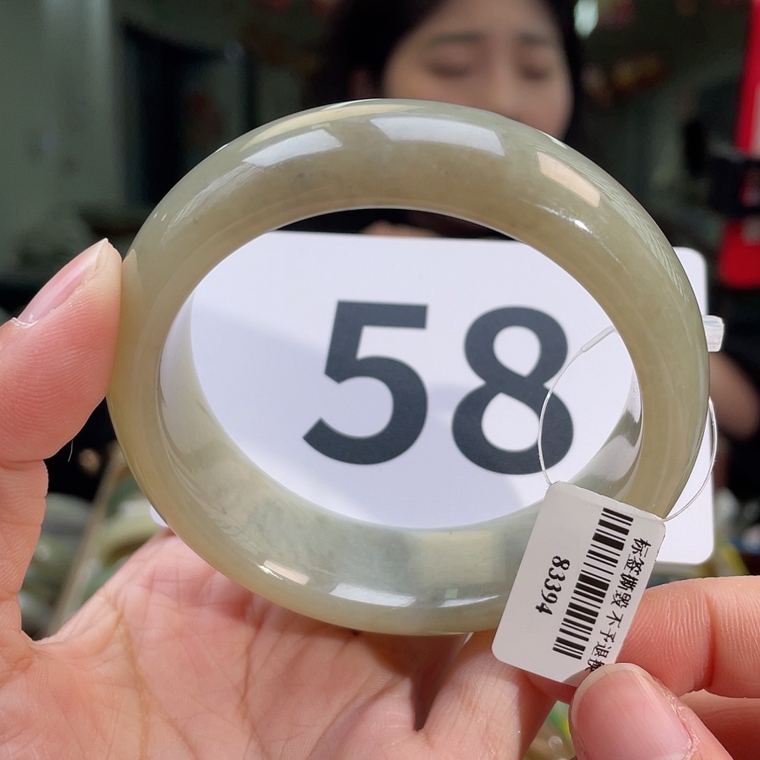 和田玉手镯未镶嵌色纹