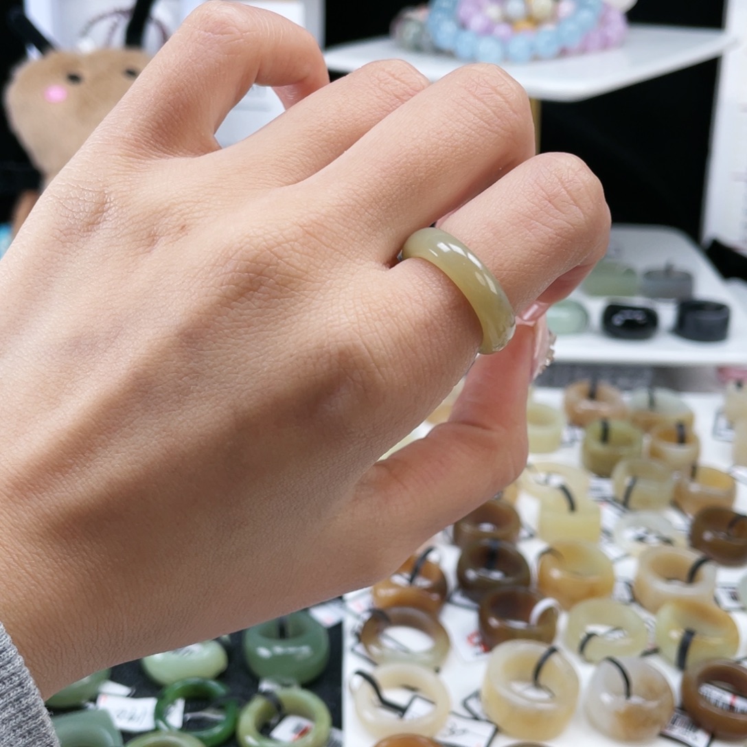 和田玉未镶嵌戒指P102蜂蜜水渐变细条16.6不退换