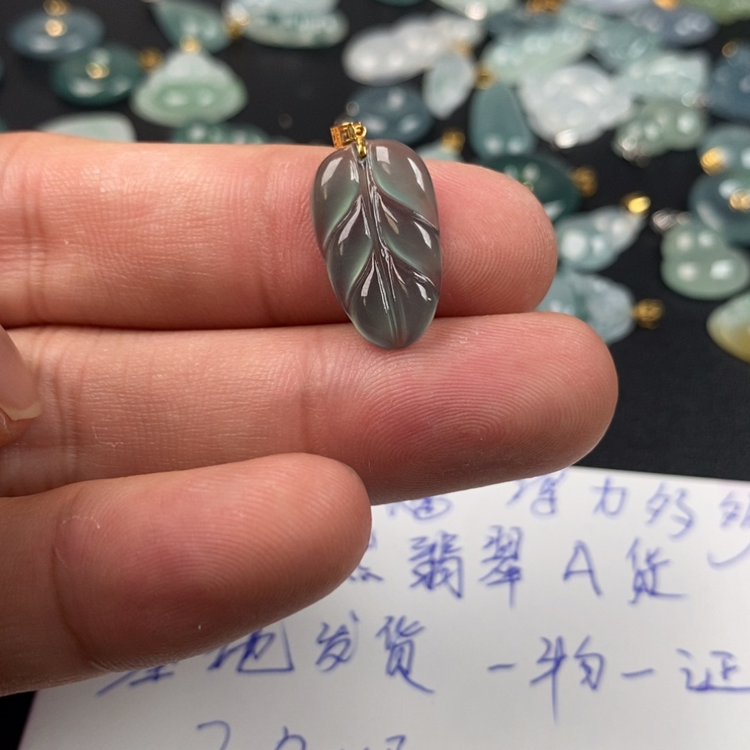 颈饰18K金镶嵌翡翠