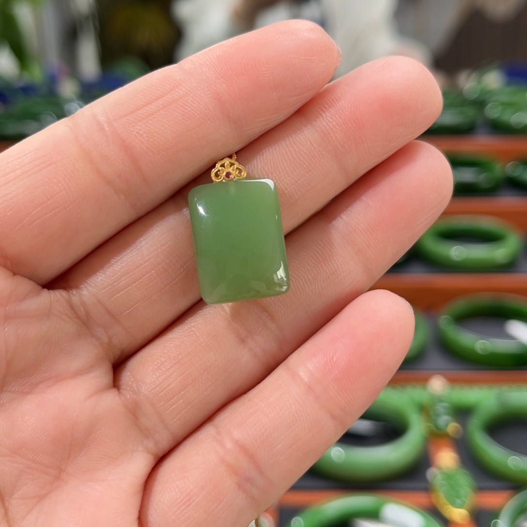 颈饰18K金镶嵌和田玉