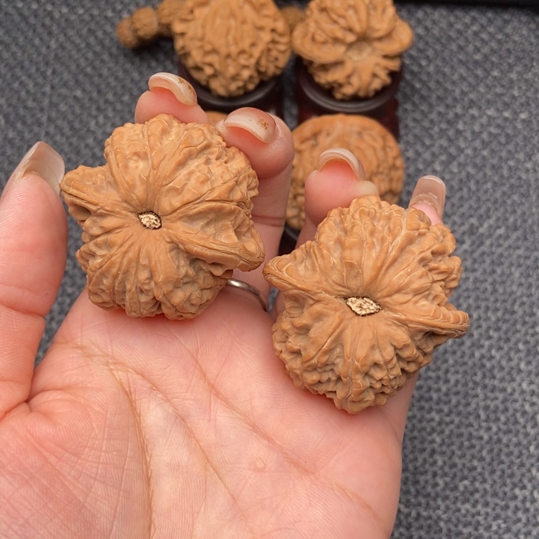 w***l文玩核桃吊坠血麒麟