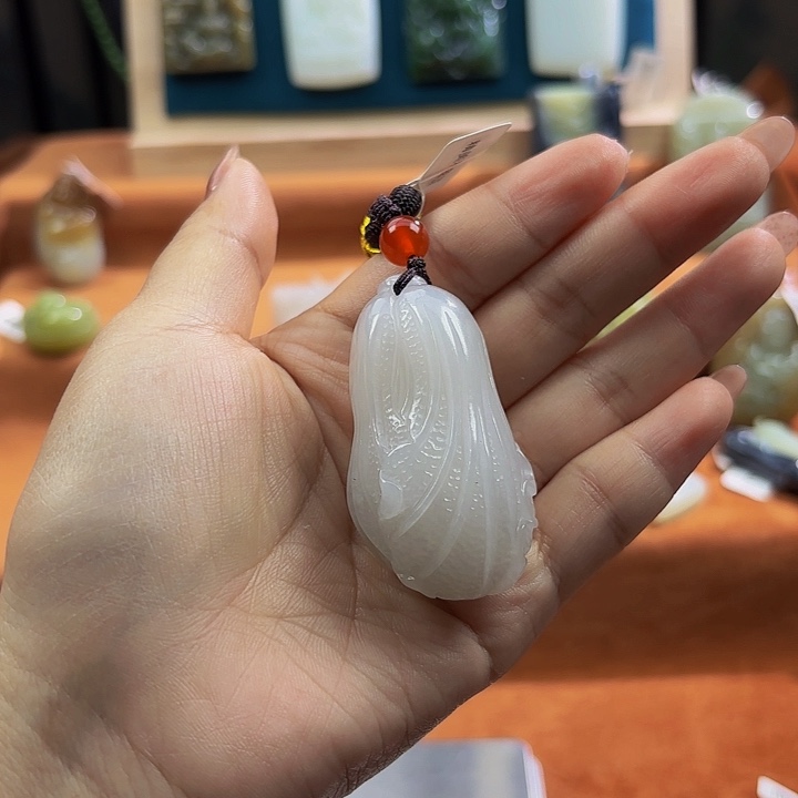 微***)和田玉未镶嵌颈饰