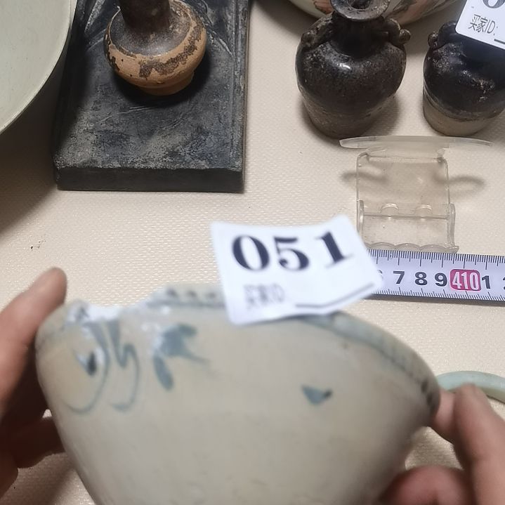 壶青花花草小碗，品相有残