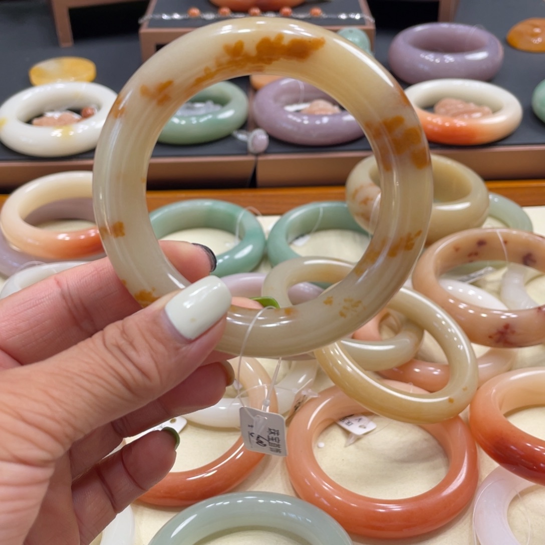 石英岩玉手镯未镶嵌少****话