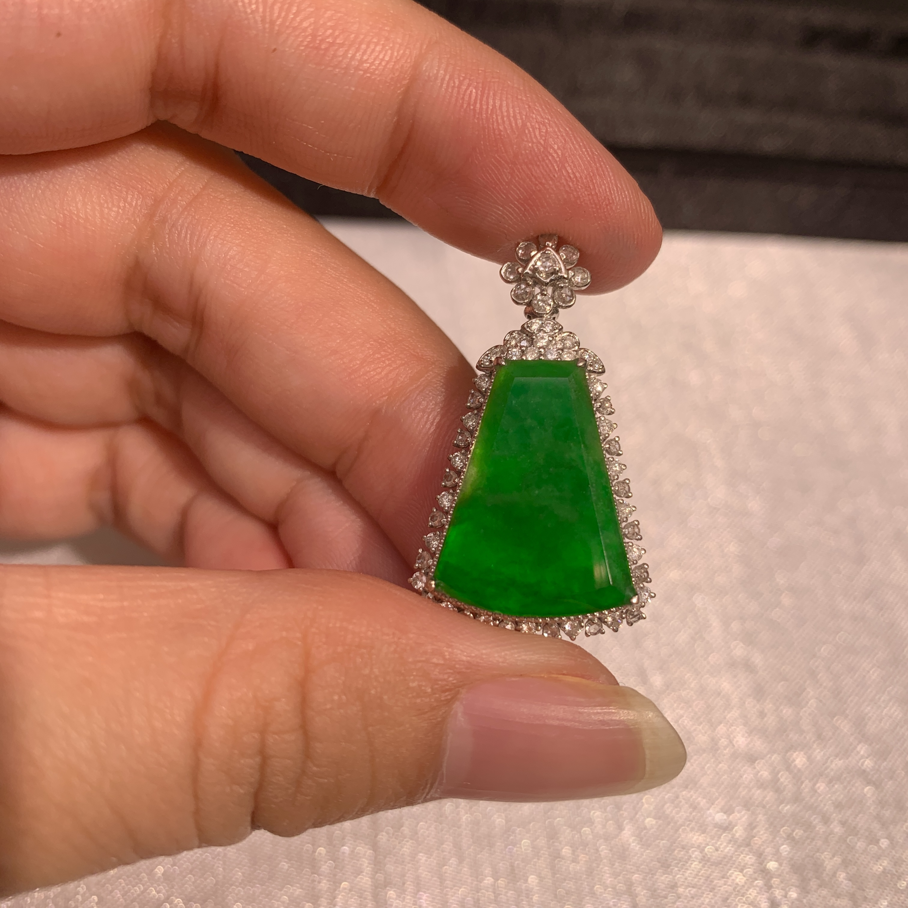 18K金镶天然缅甸A货翡翠吊坠