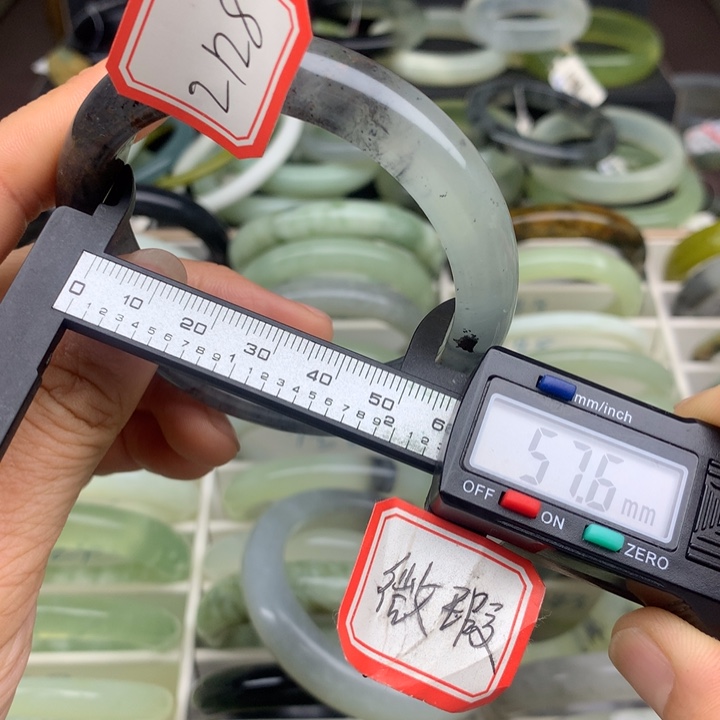 用***3蛇纹石玉未镶嵌手镯2128