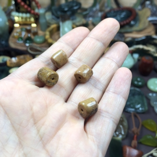 岫岩河磨玉（透闪石质玉）颈饰未镶嵌