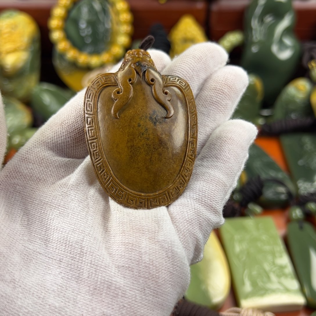 岫岩河磨玉（透闪石质玉）未镶嵌挂件天***情