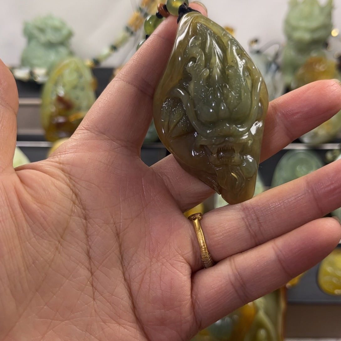 蛇纹石玉未镶嵌颈饰