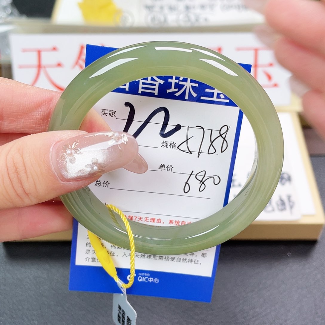 和田玉手镯未镶嵌