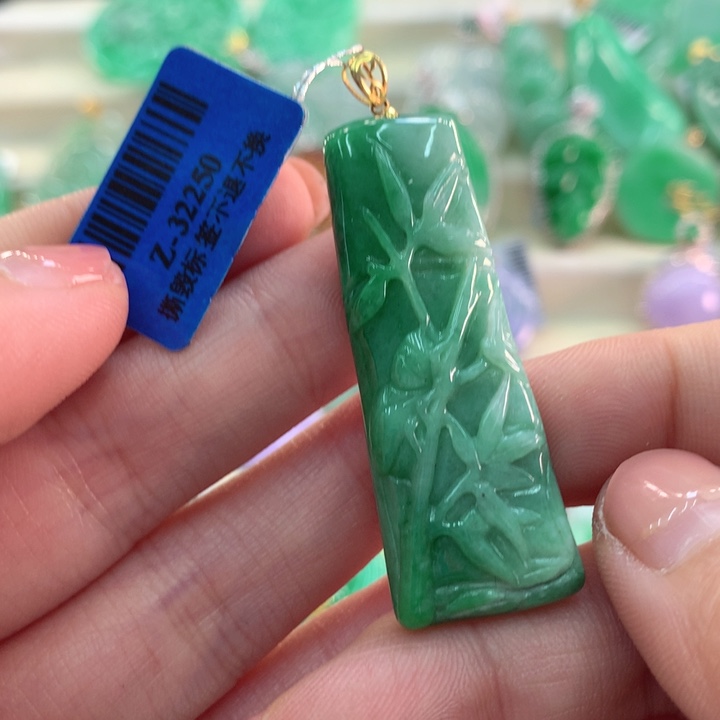 翡翠吊坠(不含链)18K金镶嵌