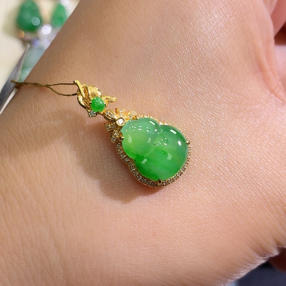 翡翠18K金镶嵌颈饰