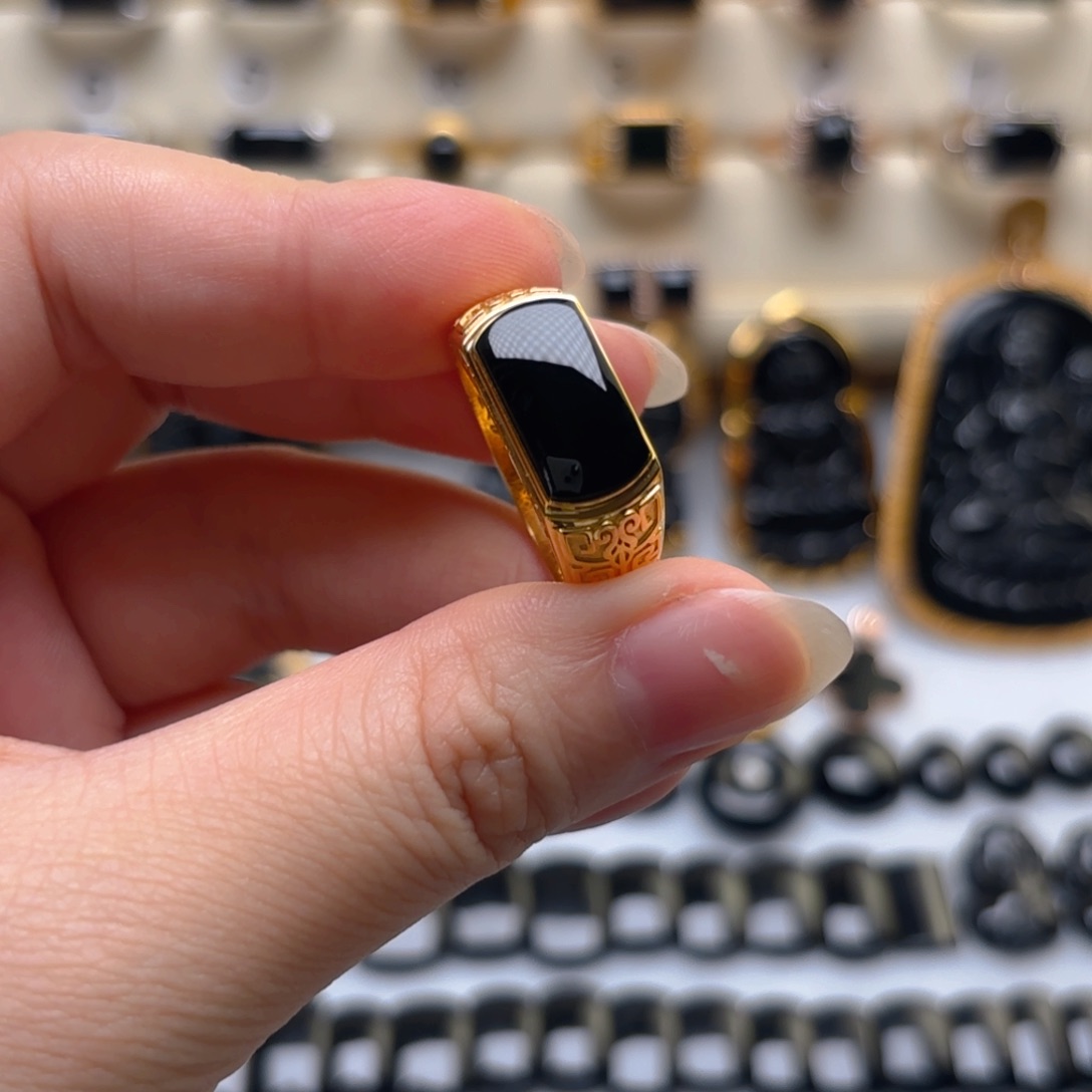 L***d翡翠18K金镶嵌戒指缅甸翡翠