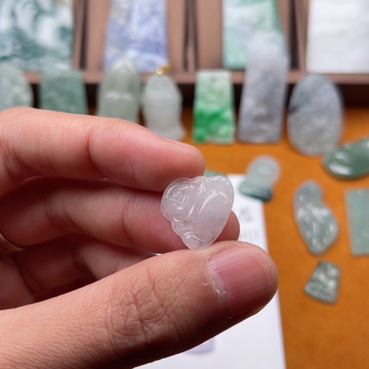 翡翠颈饰未镶嵌佛公