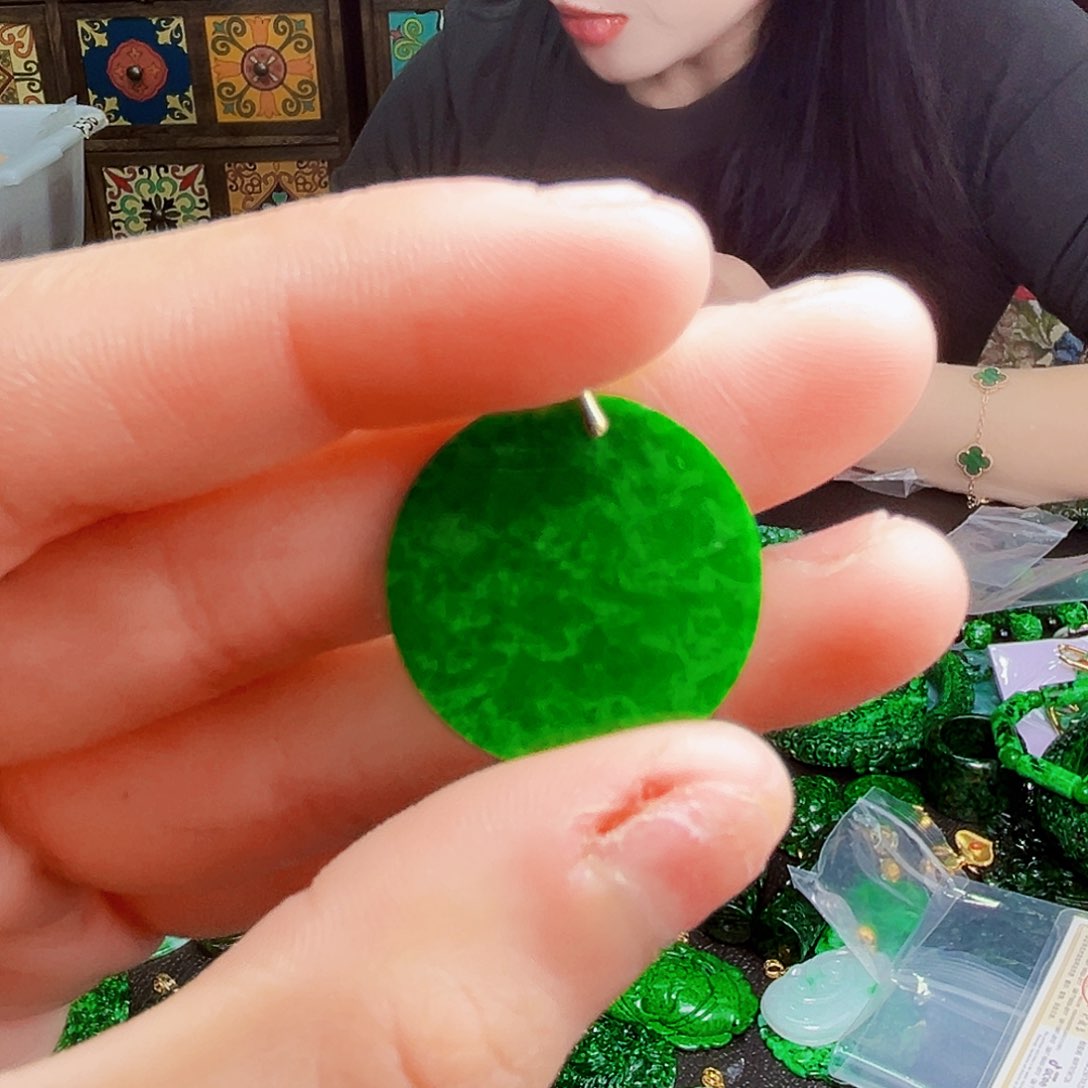 颈饰18K金镶嵌翡翠多样性